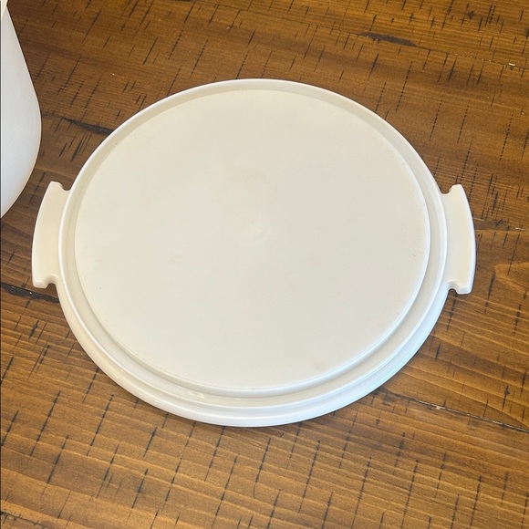 Vgt Tupperware White Cake Carrier - Picture 6 of 6